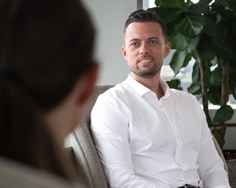 Mikkel Jul ved sit arbejde med digital marketing
